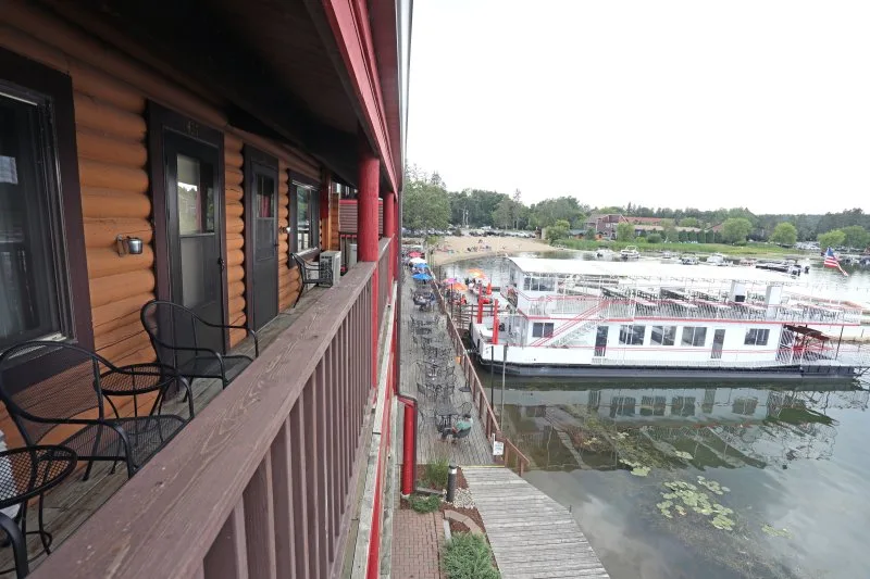 Thumbs Room 436 Deck W (1)