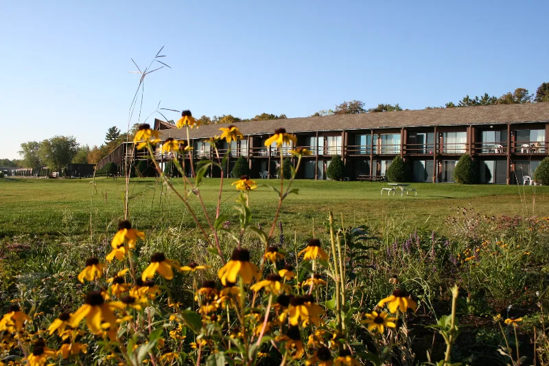Thumbs Lodge Apts With Flowers2011